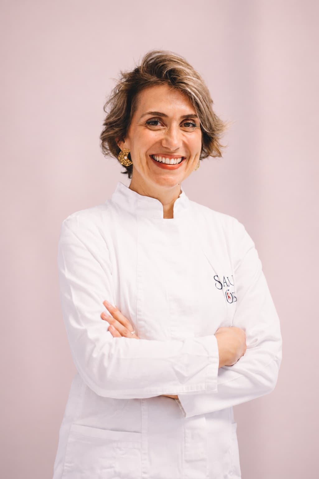 Doc. dr. sc. Marinka Baranović Baričević, nasmijana, prekriženih ruku, u bijeloj liječničkoj kuti Salus Orisa